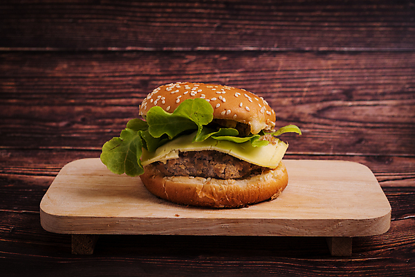 포토 JPG 해외이미지 패스트푸드 실내 사람없음 한개 햄버거 인스턴트 정크푸드 나무도마 나무배경 해외포토 1 음식 백그라운드 도마 내부 목재 파일형식 이미지허브