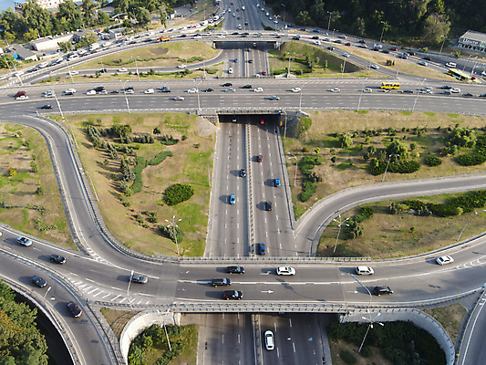 포토 JPG 해외이미지 여행 비즈니스 건축양식 교통시설 자동차 안테나 풍경 사람없음 건물 여름 도시풍경 운전 도시 고가도로 고속도로 정상 잼 방향 교차로 출퇴근 바쁨 스카이라인 루트 우크라이나 조감도 해외포토 건축물 계절 건축 유럽 도로 길 육상교통 교통 통신 모션 소스_음식 시설 파일형식 이미지허브