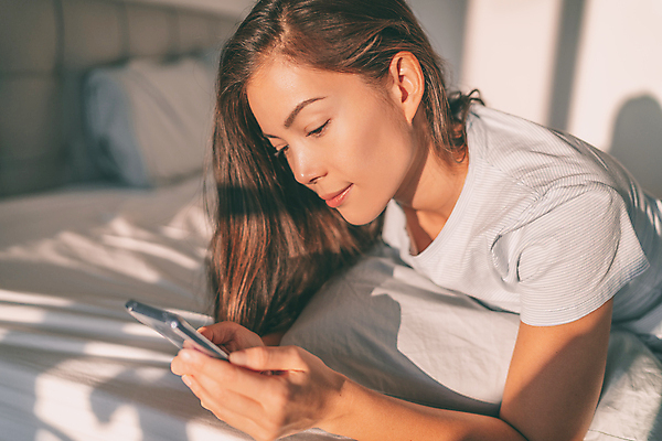 포토 JPG 해외이미지 라이프스타일 여자 여유 엎드리기 모바일 휴식 한명 들기 상반신 성인 일상 스마트폰 햇빛 침대 성인여자한명만 해외포토 1 감정 가구 컨셉 모션 사람 라이프 생활 핸드폰 스마트기기 태양 여자한명만 성인여자만 파일형식 이미지허브