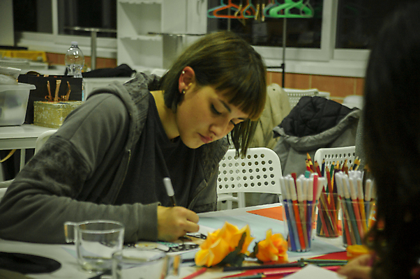 포토 JPG 해외이미지 여자 실내 한명 들기 상반신 성인 앞모습 그리기 집중 성인여자한명만 해외포토 1 뷰포인트 컨셉 모션 사람 내부 여자한명만 성인여자만 파일형식 이미지허브