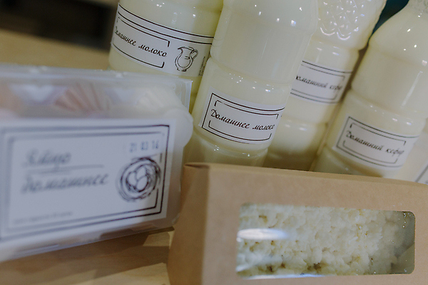 포토 JPG 해외이미지 접시 잡화 음식 조각 다이어트 재료 유리 탁자 치즈 사람없음 파란색 다이어리 식사 우유 흰색 조끼 항아리 구멍 그룹 사발 크림 시골집 모음 프랑스어 구성 요구르트 입가심 개조 해외포토 문자 식기 컬러 가구 재질 유제품 주택 건강 사무용품 외투 도자기 사기그릇 파일형식 이미지허브