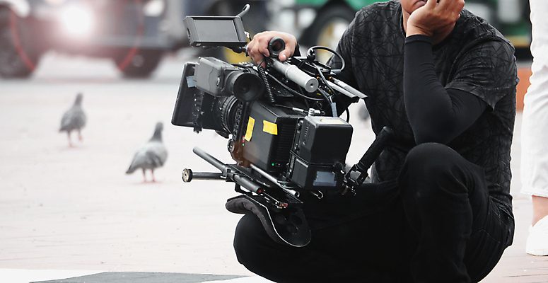 포토 JPG 해외이미지 직업 남자 산업 이동 모션 산 프레임 관리 사람 사람없음 카메라 디지털 촬영 텔레비전 장비 업무 휴대용 발사 영화관 필름 영화 어깨 전자 시스템 섬유 갸우뚱 동영상 캠코더 찬성 멀티미디어 운영자 조작 해외포토 컨셉 문화예술 신체부위 전자제품 직물 작업 극장 오브젝트 파일형식 이미지허브