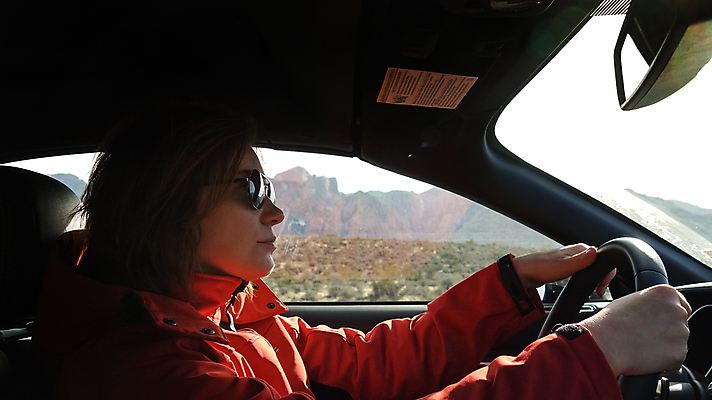 포토 JPG 해외이미지 백인 라이프스타일 응시 여자 도로 얼굴 여행 백그라운드 모션 자동차 휴가 실내 한명 사람 내부 빨간색 선글라스 햇빛 태양 미국 운전 사막 바퀴 운전사 빨간머리 보호구역 심각 자동 스타일 해외포토 자연요소 서양인 직업 1 헤어스타일 시선 안경 길 육상교통 컬러 컨셉 북아메리카 교통시설 생활 신체부위 구역 파일형식 이미지허브