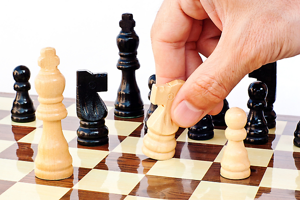 포토 JPG 해외이미지 손 조각 포즈 백그라운드 컨셉 모션 놀이 탁자 성공 경기 취미 사람없음 목재 세트 검은색 경쟁 도전 게임 흰색 우승 변화 체스말 체스 선택 계획 공격 왕 스마트 싸움 패배 체스판 전략 고립 구성 분실 승자 지능 토너먼트 필승 해외포토 나무 스포츠 컬러 가구 재료 신체부위 최고 말_게임 파일형식 이미지허브