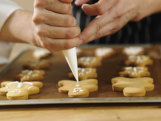 포토 JPG 해외이미지 손 실내 들기 아웃포커스 신체부위 쿠키 제과 잡기 그리기 누름 음식데코레이션 짤주머니 해외포토 모션 디저트 촬영기법 사람 내부 제과제빵 제빵도구 파일형식 이미지허브