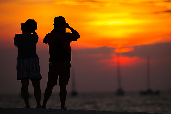 포토 JPG 해외이미지 커플 여자 남자 실루엣 휴가 함께함 들기 성인 야외 두명 햇빛 카메라 사진촬영 일몰 날짜 성인만 해외포토 컨셉 관계 모션 촬영기법 사람 전자제품 태양 노을 촬영 파일형식 이미지허브