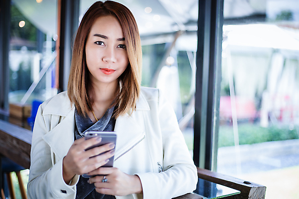 포토 JPG 해외이미지 백인 1 라이프스타일 응시 여자 행복 안경 백그라운드 인터넷 비즈니스 통신 모바일 주택 세포 실내 대화 한명 미소 사람 앉기 성인 내부 스마트폰 핸드폰 사무실 흰색 잡기 업무 무선전화기 전화기 스마트 부름 온라인 해외포토 서양인 시선 잡화 감정 컬러 컨셉 모션 표정 말하기 건물 생활 전자제품 스마트기기 작업 파일형식 이미지허브