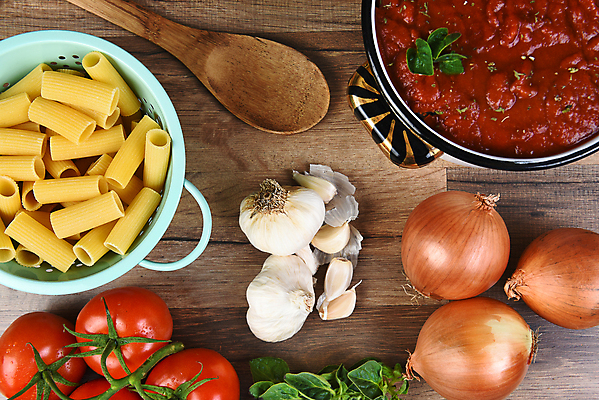 포토 JPG 해외이미지 토마토 탁자 양파 파스타 마늘 사람없음 목재 식당 숟가락 식사 저녁식사 이탈리아 냄비 머리위 성분 오레가노 핸드메이드 해외포토 나무 유럽 가구 채소 재료 서양음식 수저 상점 솥 파일형식 이미지허브