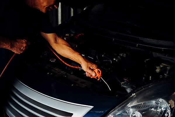 포토 JPG 해외이미지 손 남자 자동차 한명 들기 상반신 성인 옆모습 어둠 손상 공구 기술자 엔진 모터 차량내부 차량점검 성인남자한명만 해외포토 직업 1 육상교통 뷰포인트 컨셉 모션 사람 내부 신체부위 도구 점검 남자한명만 성인남자만 파일형식 이미지허브