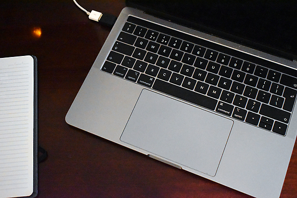 포토 JPG 해외이미지 백그라운드 사람없음 목재 노트북 공책 책상 멀리 고립 해외포토 나무 가구 재료 문구용품 전자제품 파일형식 이미지허브