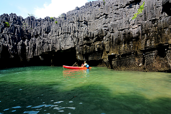 포토 JPG 해외이미지 여자 섬 여행 한명 풍경 상반신 성인 옆모습 바위 카약 성인여자한명만 해외포토 1 뷰포인트 사람 돌_바위 수상스포츠 여자한명만 성인여자만 파일형식 이미지허브
