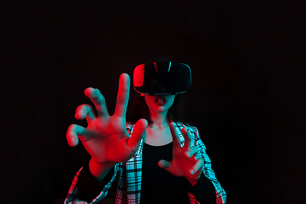 포토 JPG 해외이미지 여자 한명 손짓 상반신 성인 앞모습 손들기 스마트 하이테크 손뻗기 착용 웨어러블 가상현실 성인여자한명만 오큘러스 VR기기 해외포토 1 뷰포인트 컨셉 모션 기술 사람 기계 여자한명만 성인여자만 파일형식 이미지허브