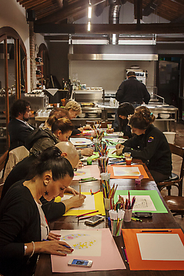 포토 JPG 해외이미지 여자 남자 함께함 실내 들기 앉기 여러명 상반신 성인 옆모습 그리기 성인만 해외포토 뷰포인트 다수 컨셉 모션 사람 내부 파일형식 이미지허브