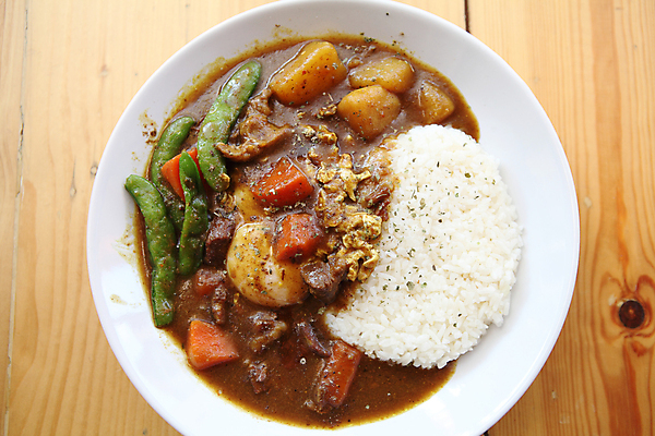 포토 JPG 해외이미지 실내 사람없음 하이앵글 카레 카레덮밥 나무배경 해외포토 음식 뷰포인트 백그라운드 내부 덮밥 파일형식 이미지허브