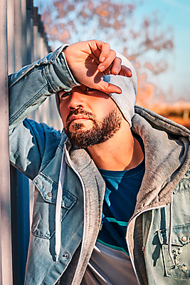 포토 JPG 해외이미지 백인 모델 라이프스타일 응시 옷 계절 공원 남자 행복 얼굴 스포츠 포즈 백그라운드 모션 휴식 거리 건강 한명 사람 앉기 성인 야외 운동 유행 코트 가을 흰색 도시 내추럴 스타일 해외포토 서양인 1 시선 공공시설 감정 컬러 컨셉 생활 신체부위 외투 파일형식 이미지허브