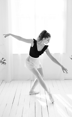 포토 JPG 해외이미지 전신 백인 여자 흑백 실내 한명 사람 성인 앞모습 춤 우아함 발레 발레리나 발레복 성인여자한명만 해외포토 서양인 1 옷 뷰포인트 컨셉 문화예술 촬영기법 내부 여자한명만 성인여자만 파일형식 이미지허브