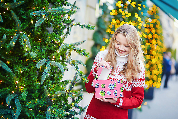 포토 JPG 해외이미지 나무 라이프스타일 유럽 크리스마스 겨울 휴가 전등 조명 새로움 거리 선물 한명 사람 성인 야외 10대 초록색 빛 반짝임 금발 놀람 프랑스 흰색 황금 작음 12월 보석 기적 연도 보케 긍정 마법 프랑스어 블러 파리(프랑스) 해외포토 식물 문자 1 헤어스타일 계절 기념일 감정 나라 컬러 컨셉 모션 청소년 표정 생활 날짜 크기 광석 파일형식 이미지허브