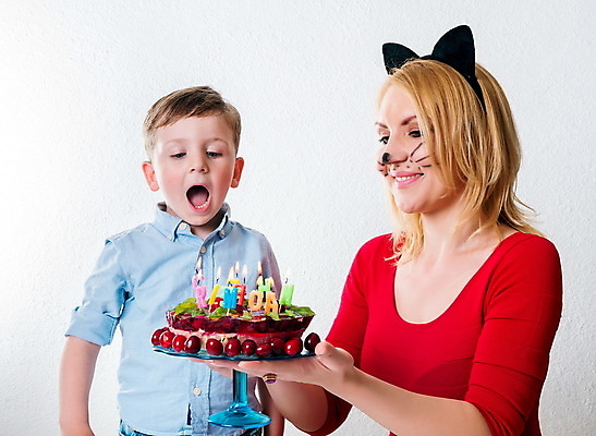 포토 JPG 해외이미지 백인 행복 아들 어린이 음식 가족 휴가 디저트 주택 기념 웃음 소년 두명 빨간색 빛 금발 파티 케이크 고양이 희망 침묵 놀람 기쁨 축하 생일 그리기 체리 달콤 불기 편지 연도 귀 걸음마 옛날 타격 해외포토 서양인 헤어스타일 기념일 남자 감정 컬러 컨셉 과일 포유류 관계 모션 표정 사람 이벤트 건물 신체부위 반려동물 소리 맛 파일형식 이미지허브