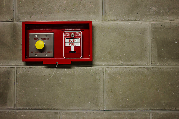 포토 JPG 해외이미지 산업 벽 유리 불 손잡이 경고 안전 사람없음 건물 빨간색 상자 금속 장비 회색 공구 긴급 도움 구출 당기기 보호 은색 위험 사건 전화기 묘사 서비스 사인 보안 공포 시멘트 시스템 스위치 경보 고립 단절 제어 철강 콘크리트 헬프 해외포토 자연요소 건축물 컬러 컨셉 모션 재질 도구 파일형식 이미지허브