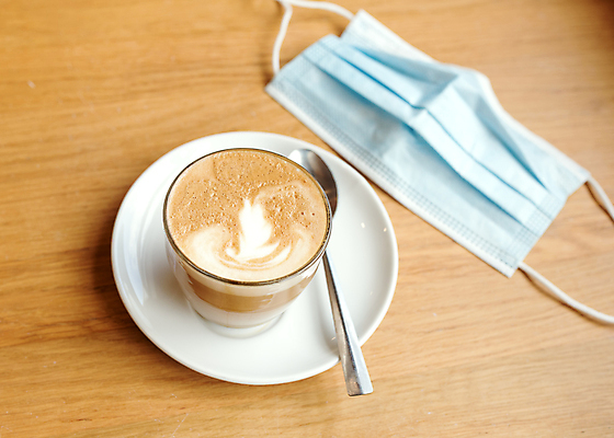 포토 JPG 해외이미지 커피 음료 음식 탁자 아침 가면 사람없음 목재 컵 갈색 초콜릿 숟가락 거품 카페 우유 머그컵 흰색 뜨거움 아침식사 컵받침 크림 카푸치노 에스프레소 라떼 카페인 해외포토 주간 나무 식기 컬러 가구 재료 디저트 유제품 수저 상점 식사 받침대 파일형식 이미지허브