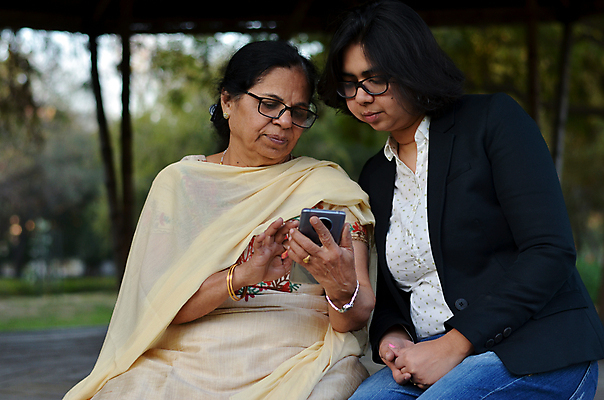 포토 JPG 해외이미지 라이프스타일 여자 노년 딸 행복 할머니 백그라운드 2 가족 관계 자연 엄마 모바일 함께함 사람 성인 야외 두명 스마트폰 정원 작업 가르침 은퇴 인도인 바쁨 시민 옛날 노화 해외포토 외국인 교육 감정 컨셉 동양인 생활 핸드폰 스마트기기 생태계 국민 파일형식 이미지허브