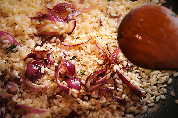 포토 JPG 해외이미지 음식 밥 양파 파슬리 요리 사람없음 목재 갈색 숟가락 식사 이탈리아 닫기 묘사 레시피 나무숟가락 리조또 적양파 채식주의자 해외포토 나무 유럽 컬러 채소 재료 모션 수저 채식 파일형식 이미지허브