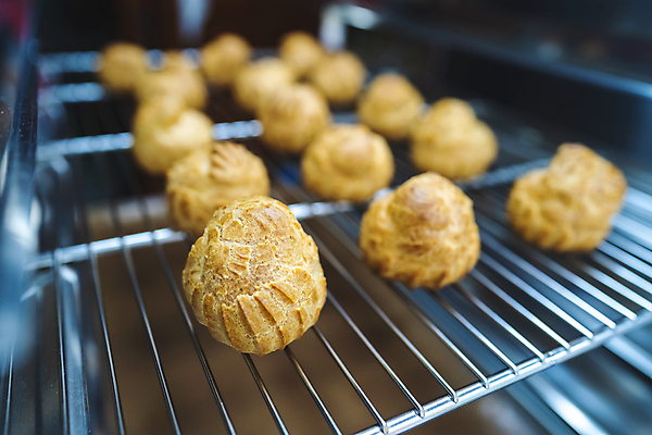 포토 JPG 해외이미지 전통 접시 음식 백그라운드 디저트 요리 사람없음 갈색 케이크 주방 얼음 카페 빵집 흰색 신선 달콤 맛 아침식사 설탕 굽기 가득함 크림 반죽 퍼프 레시피 버터 프랑스어 바닐라 번 커스터드 페스츄리 핸드메이드 해외포토 자연요소 문자 식기 빵 컬러 컨셉 상점 식사 구이 파일형식 이미지허브