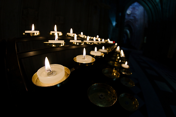 포토 JPG 해외이미지 기독교 종교 오렌지 촛불 불 실내 따뜻함 사람없음 파란색 빛 성당 교회 믿음 금속 어둠 희망 추위 기도 뜨거움 예수 보호 야간 타일 아치 보케 신성 연소 광 놋쇠 숭배 신앙심 왁스 화상 해외포토 자연요소 감정 컬러 컨셉 과일 초 종교건축 재질 내부 건물 신_종교 상처 파일형식 이미지허브