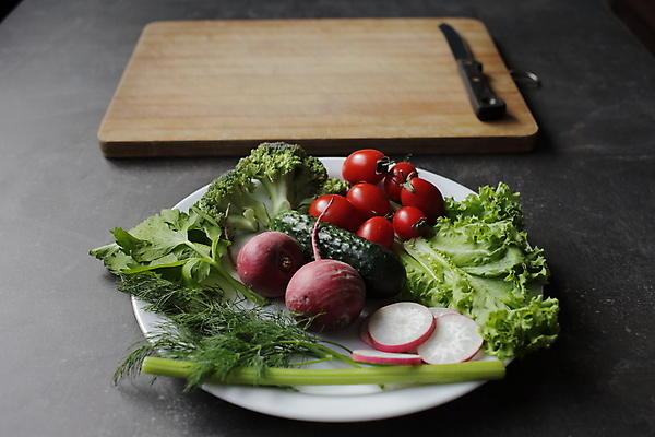 포토 JPG 해외이미지 접시 식재료 방울토마토 오이 실내 사람없음 칼 상추 브로콜리 허브 건강식 나무도마 적환무 해외포토 식물 식기 음식 토마토 채소 도마 내부 목재 무 파일형식 이미지허브