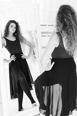 포토 JPG 해외이미지 전신 백인 여자 허리손 흑백 실내 한명 사람 성인 뒷모습 반사 거울 우아함 발레 발레리나 발레복 성인여자한명만 해외포토 서양인 1 옷 뷰포인트 포즈 컨셉 촬영기법 내부 춤 여자한명만 성인여자만 파일형식 이미지허브