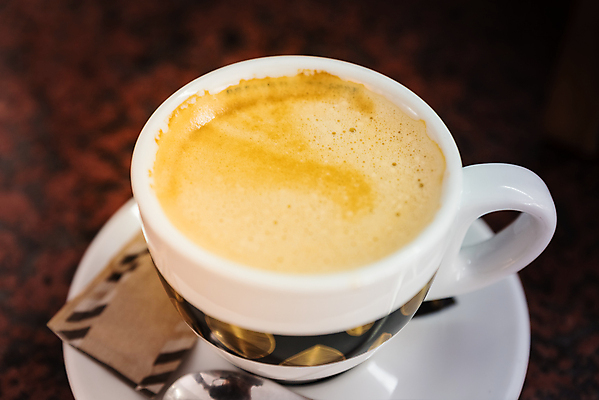 포토 JPG 해외이미지 라이프스타일 접시 커피 음료 음식 백그라운드 탁자 아침 미술 사람없음 컵 갈색 초콜릿 숟가락 검은색 거품 카페 우유 머그컵 흰색 신선 뜨거움 플랫 맛 아침식사 정상 컵받침 크림 싱글 아로마 카푸치노 에스프레소 고립 단절 라떼 카페인 해외포토 주간 식기 컬러 가구 컨셉 문화예술 디저트 유제품 수저 생활 상점 식사 받침대 파일형식 이미지허브