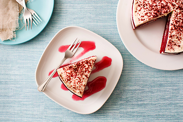 포토 JPG 해외이미지 접시 포크 실내 사람없음 하이앵글 케이크 조각케이크 파란배경 시럽 레드벨벳 해외포토 식기 뷰포인트 백그라운드 디저트 내부 파란색 파일형식 이미지허브