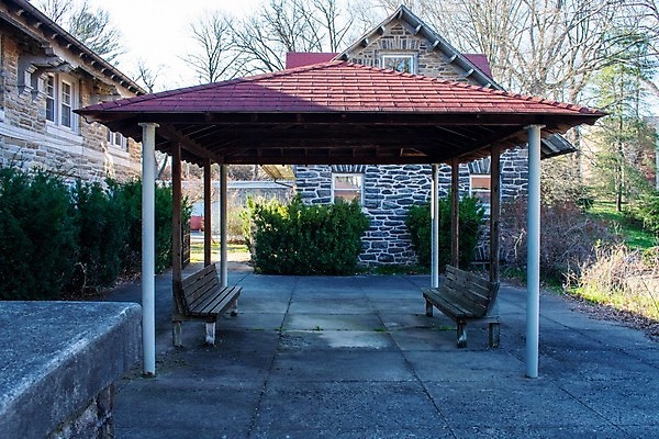 포토 JPG 해외이미지 구름 벽 창문 하늘 지붕 아파트 주택 사람 사람없음 야외 내부 건물 목재 가로 파란색 컬러풀 어둠 골동품 시골 도시 역사 제조 보호 가난 버리기 장면 감시 폭풍 연립주택 칠면조 구식 안뜰 옛날 해외포토 자연요소 나무 건축물 컬러 컨셉 재료 모션 조류 날씨 파일형식 이미지허브