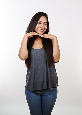 포토 JPG 해외이미지 라이프스타일 응시 여자 행복 얼굴 포즈 관리 한명 성인 파란색 터치 흰색 청바지 히스패닉 고립 바보 스페인어 해외포토 1 시선 감정 컬러 바지 사람 생활 신체부위 파일형식 이미지허브