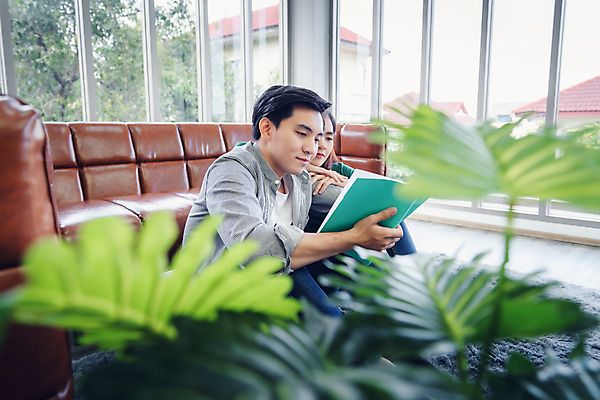 포토 JPG 해외이미지 라이프스타일 커플 여자 교육 남자 행복 감정 2 거실 가족 관계 포옹 휴식 아파트 주택 함께함 실내 사랑 사람 앉기 20대 두명 책 소파 독서 기쁨 방 잡기 리빙 해외포토 컨셉 의자 안기 모션 청년 내부 건물 생활 파일형식 이미지허브