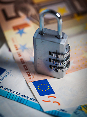 포토 JPG 해외이미지 손 유럽 장갑 돈 손가락 독일 건강 가면 사람없음 금융 경제 파란색 달러 동전 미국 이탈리아 금지 유로 프랑스 시장 질병 자르기 잠금 대출 빚 라텍스 예산 우울증 위기 유럽연합 자금 제어 유대감 해외포토 잡화 나라 컬러 북아메리카 의학 모션 신체부위 재산 보안 파일형식 이미지허브