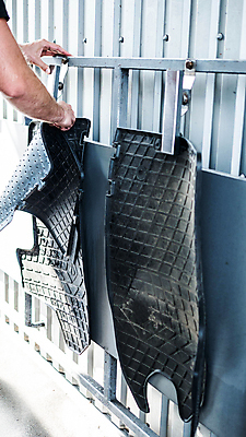 포토 JPG 해외이미지 손 매달리기 집게 야외 신체부위 매트 잡기 청소 세차 먼지제거 발매트 해외포토 모션 사람 파일형식 이미지허브