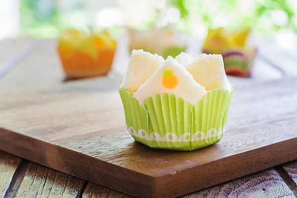 포토 JPG 해외이미지 전통 아시아 음식 분홍색 백그라운드 오렌지 태국 디저트 건강 사람없음 초록색 케이크 축제 식사 흰색 축하 신선 면 개화 달콤 맛 아침식사 수증기 설탕 컵케이크 밀가루 부드러움 머핀 양모 파스텔톤 페스츄리 핸드메이드 스타일 해외포토 꽃 나라 빵 컬러 컨셉 과일 직물 감각 가루 파일형식 이미지허브