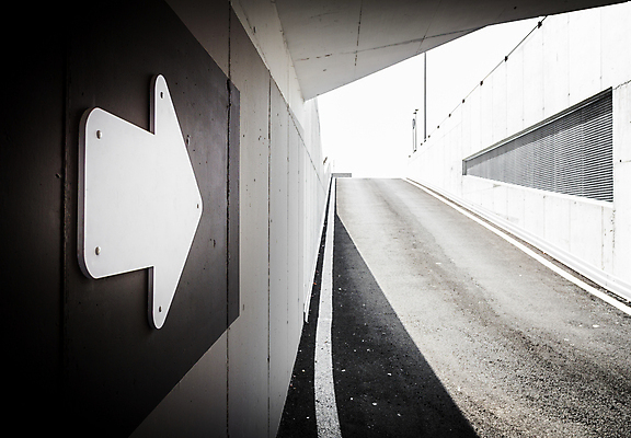 포토 JPG 해외이미지 공원 도로 벽 백그라운드 교통시설 자동차 출입구 화살 바닥 안전 사람없음 내부 건물 빨간색 빛 운전 흰색 도시 역 주차 방향 입장 심볼 사인 보안 지역 지하 제비 방법 차고 해외포토 건축물 공공시설 길 육상교통 컬러 교통 모션 조류 시설 파일형식 이미지허브