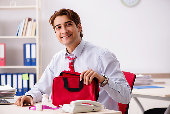 포토 JPG 해외이미지 남자 실내 한명 상반신 성인 앞모습 옆모습 잡기 비즈니스맨 구급상자 응급치료 성인남자한명만 해외포토 1 뷰포인트 비즈니스 모션 사람 내부 치료 의료용품 직장인 남자한명만 성인남자만 파일형식 이미지허브