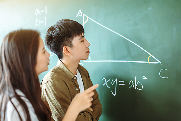 포토 JPG 해외이미지 학생 여자 교육 남자 행복 학교 동양인 상반신 두명 옆모습 10대 팔짱 칠판 우정 가리킴 수학 삼각형 문제 수학기호 십대만 해외포토 도형 기호 감정 뷰포인트 교과목 모션 청소년 사람 인종 손짓 친구 파일형식 이미지허브