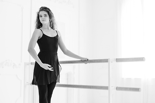 포토 JPG 해외이미지 백인 여자 흑백 실내 한명 사람 상반신 성인 잡기 우아함 발레 발레리나 발레복 발레바 성인여자한명만 해외포토 서양인 1 옷 컨셉 모션 촬영기법 내부 춤 여자한명만 성인여자만 파일형식 이미지허브