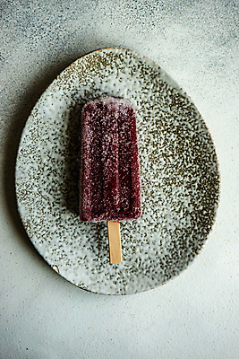 포토 JPG 해외이미지 접시 회색배경 아이스크림 실내 사람없음 하이앵글 달콤 시원함 과일아이스크림 막대아이스크림 살얼음 해외포토 식기 뷰포인트 백그라운드 디저트 내부 회색 맛 파일형식 이미지허브