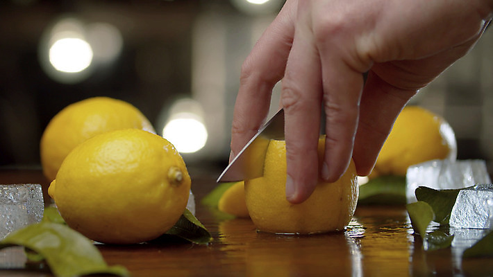 포토 JPG 해외이미지 라이프스타일 손 남자 음료 조각 백그라운드 과일 탁자 전등 귤 실내 건강 요리 사람없음 한개 파티 주스 신선 잡기 칵테일 칼 닫기 소프트포커스 자르기 레몬 순수 준비 만들기 바텐더 내추럴 해외포토 1 가구 컨셉 모션 조명 주류 촬영기법 사람 이벤트 내부 생활 신체부위 파일형식 이미지허브