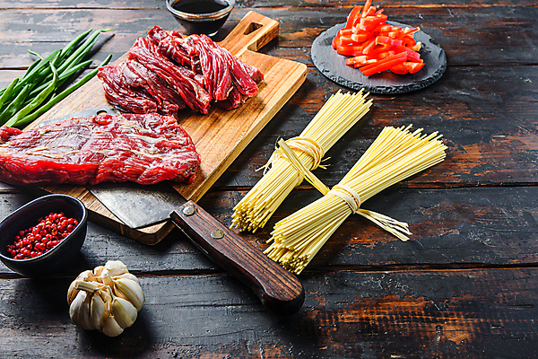 포토 JPG 해외이미지 식재료 실내 마늘 생고기 사람없음 소고기 식칼 나무도마 파스타면 나무배경 해외포토 백그라운드 채소 주방용품 도마 파스타 육류 내부 목재 면류 파일형식 이미지허브