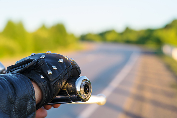 포토 JPG 해외이미지 라이프스타일 손 도로 길 스포츠 여행 장갑 이동 교통시설 모션 손잡이 사람 사람없음 자전거 검은색 운전 차도 오토바이 붓 고속도로 가시 운전사 닫기 승차 오솔길 가죽 방향 피부 속도 순환 스파이크 모터 길가 라이더 레이서 방법 제어 조작 스타일 해외포토 직업 잡화 컬러 교통 컨셉 생활 신체부위 바이크 시설 파일형식 이미지허브