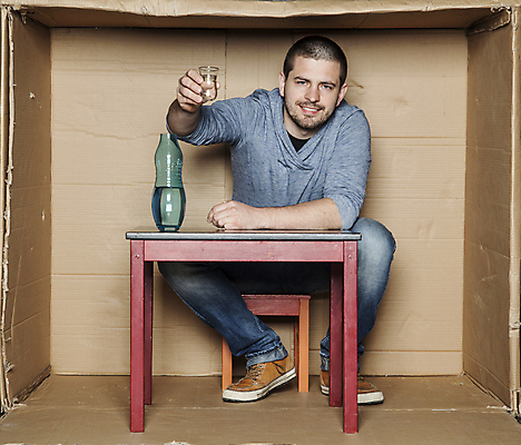 포토 JPG 해외이미지 전신 백인 남자 의자 탁자 주류 한명 앉기 성인 앞모습 상자 사무실 업무 비즈니스맨 갇힘 답답함 성인남자한명만 해외포토 서양인 1 음료 뷰포인트 가구 비즈니스 모션 사람 작업 직장인 감각 남자한명만 성인남자만 파일형식 이미지허브