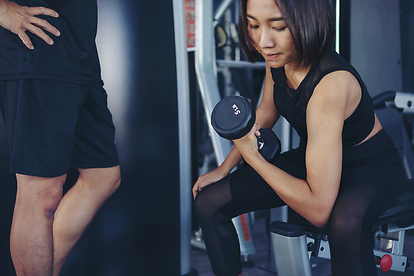 포토 JPG 해외이미지 라이프스타일 여자 스포츠 운동화 신발 신체 모션 실내 건강 한명 사람 성인 운동복 달리기 조깅 운동 걷기 힘 기계 장비 기차 연습 속도 클럽 체육관 근육질 런닝머신 달리기선수 돌봄 해외포토 1 옷 육상교통 근육 대중교통 내부 생활 운동기구 몸매 육상선수 파일형식 이미지허브