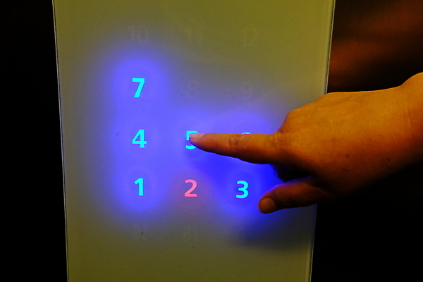 포토 JPG 해외이미지 손 여자 포즈 백그라운드 컨셉 2 손가락 교통시설 모션 호텔 화살 바닥 사람 사람없음 내부 건물 파란색 빛 숫자 금속 힘 기계 장비 터치 도시 판넬 기다림 닫기 밀기 은색 엘리베이터 심볼 사인 리프트 언론 5 부름 클릭 제어 철강 해외포토 문자 건축물 컬러 교통 재질 숙소 신체부위 시설 파일형식 이미지허브