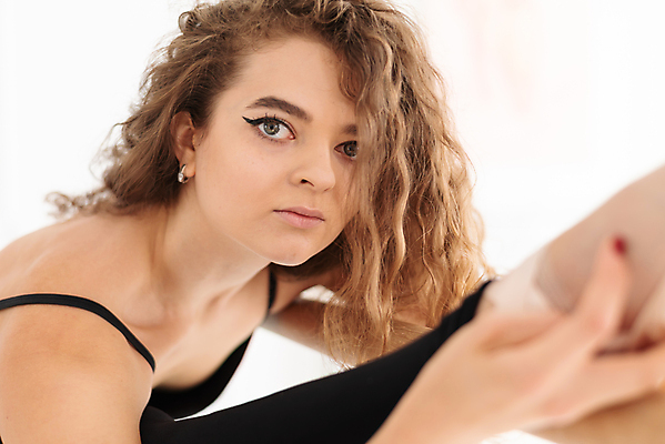 포토 JPG 해외이미지 백인 응시 여자 실내 한명 사람 상반신 성인 옆모습 잡기 우아함 발레 발레리나 발레복 성인여자한명만 해외포토 서양인 1 시선 옷 뷰포인트 컨셉 모션 내부 춤 여자한명만 성인여자만 파일형식 이미지허브